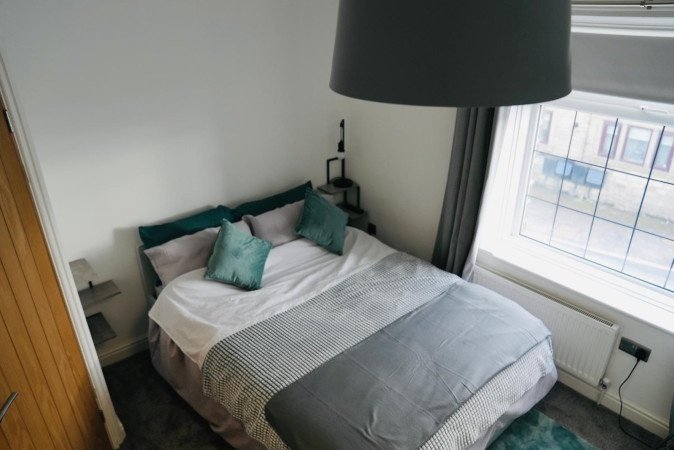 Halifax Accommodation | Short Lets & Corporate Stays UK Book-Halifax-Accommodation-in-a-spacious-countryside-apartment.-Ideal-for-short-let-apartments-and-extended-stays-near-Halifax-Station.