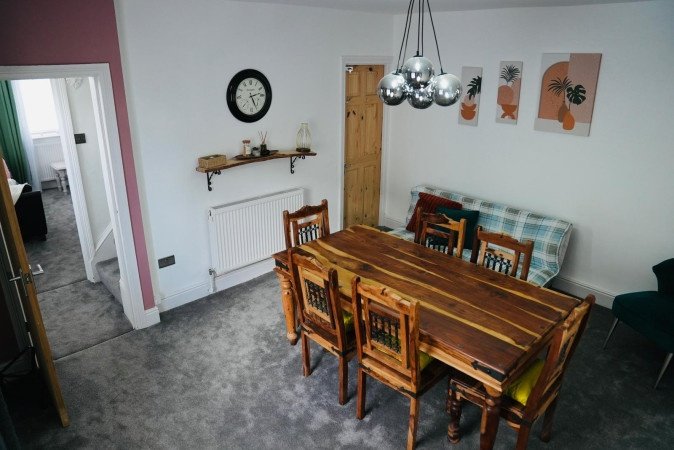 Halifax Accommodation | Short Lets & Corporate Stays UK Book-Halifax-Accommodation-in-a-spacious-countryside-apartment.-Ideal-for-short-let-apartments-and-extended-stays-near-Halifax-Station.