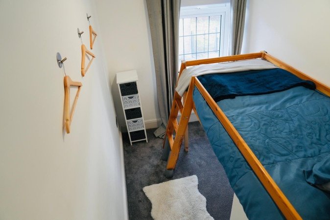 Halifax Accommodation | Short Lets & Corporate Stays UK Book-Halifax-Accommodation-in-a-spacious-countryside-apartment.-Ideal-for-short-let-apartments-and-extended-stays-near-Halifax-Station.
