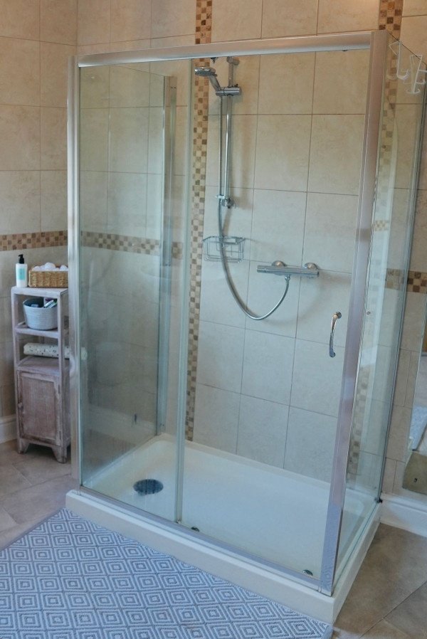 Halifax Accommodation | Short Lets & Corporate Stays UK Book-Halifax-Accommodation-in-a-spacious-countryside-apartment.-Ideal-for-short-let-apartments-and-extended-stays-near-Halifax-Station.