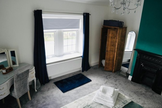 Halifax Accommodation | Short Lets & Corporate Stays UK Book-Halifax-Accommodation-in-a-spacious-countryside-apartment.-Ideal-for-short-let-apartments-and-extended-stays-near-Halifax-Station.