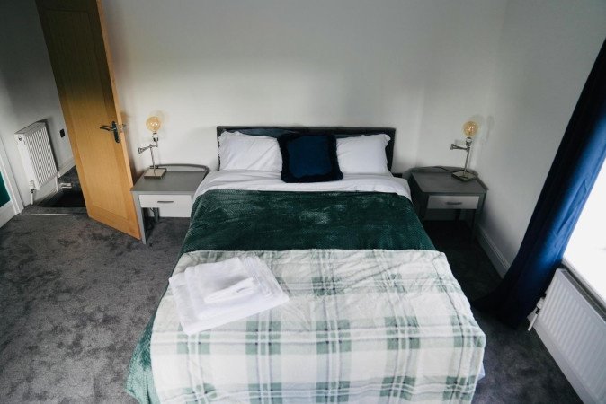 Book Halifax Accommodation in a spacious countryside apartment. Ideal for short let apartments and extended stays near Halifax Station.