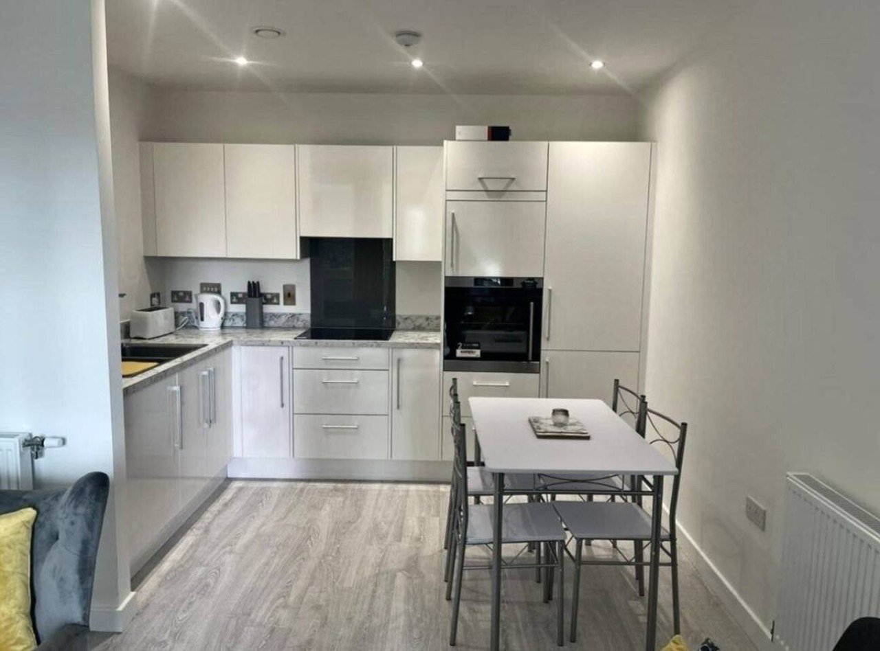 Bexleyheath Serviced Apartments | Corporate & Holiday Stays Book-Bexleyheath-Serviced-Apartments-with-free-parking,-gym-access,-balcony,-WiFi,-and-direct-rail-links-to-Canary-Wharf,-&-Central-London.