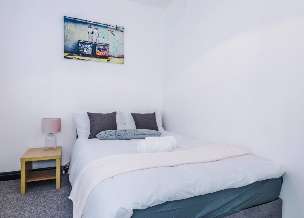 Warrington Accommodation | Short Lets for Contractors Urban Stay Book-Warrington-Accommodation-for-contractors-and-groups.-Ideal-for-short-let-apartments-and-extended-stays-near-Warrington-transport-links.