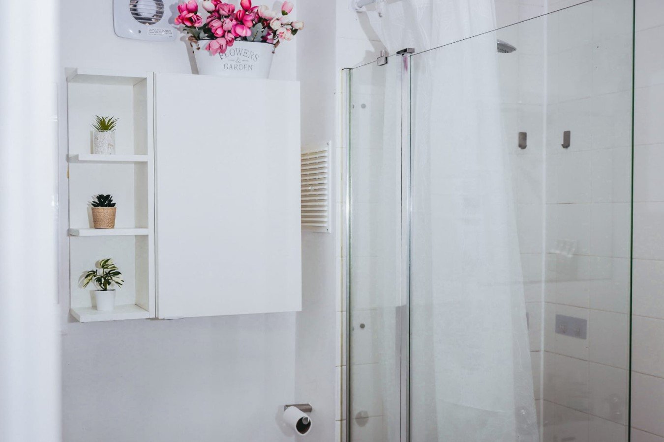 Corporate Accommodation near Heathrow | Hayes Apartment Book-Corporate-Accommodation-near-Heathrow-with-WiFi,-roof-terrace,-workspace,-and-direct-links-to-London,-Reading,-and-Heathrow-Airport.
