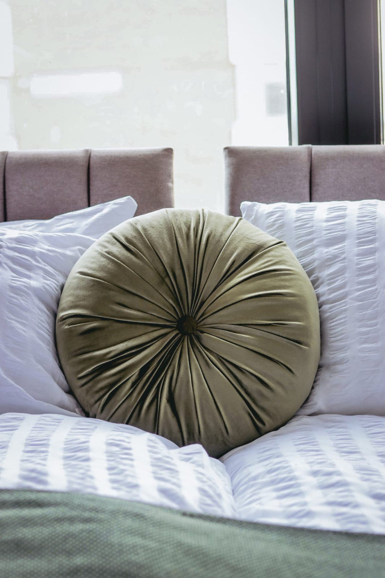 Corporate Accommodation near Heathrow | Hayes Apartment Book-Corporate-Accommodation-near-Heathrow-with-WiFi,-roof-terrace,-workspace,-and-direct-links-to-London,-Reading,-and-Heathrow-Airport.