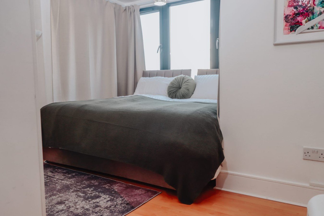 Corporate Accommodation near Heathrow | Hayes Apartment Book-Corporate-Accommodation-near-Heathrow-with-WiFi,-roof-terrace,-workspace,-and-direct-links-to-London,-Reading,-and-Heathrow-Airport.