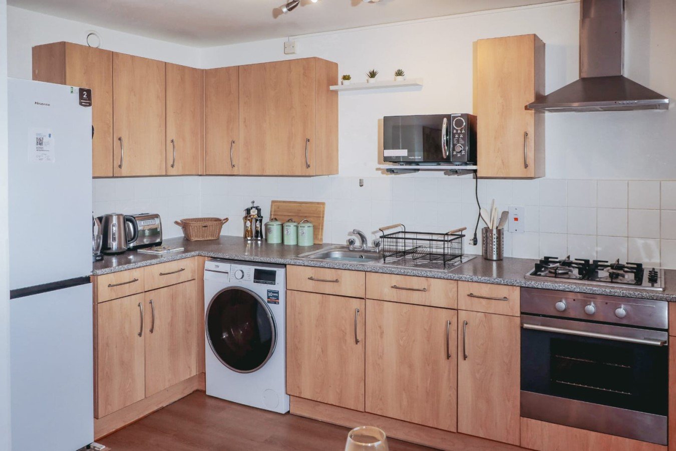Corporate Accommodation near Heathrow | Hayes Apartment Book-Corporate-Accommodation-near-Heathrow-with-WiFi,-roof-terrace,-workspace,-and-direct-links-to-London,-Reading,-and-Heathrow-Airport.