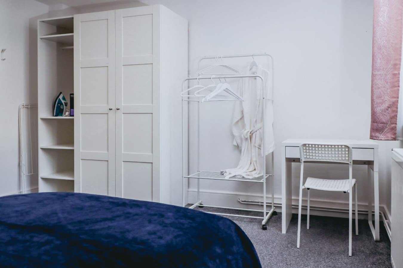 Corporate Accommodation near Heathrow | Hayes Apartment Book-Corporate-Accommodation-near-Heathrow-with-WiFi,-roof-terrace,-workspace,-and-direct-links-to-London,-Reading,-and-Heathrow-Airport.