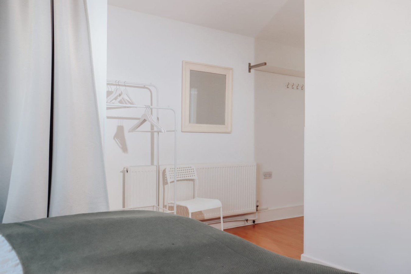 Corporate Accommodation near Heathrow | Hayes Apartment Book-Corporate-Accommodation-near-Heathrow-with-WiFi,-roof-terrace,-workspace,-and-direct-links-to-London,-Reading,-and-Heathrow-Airport.