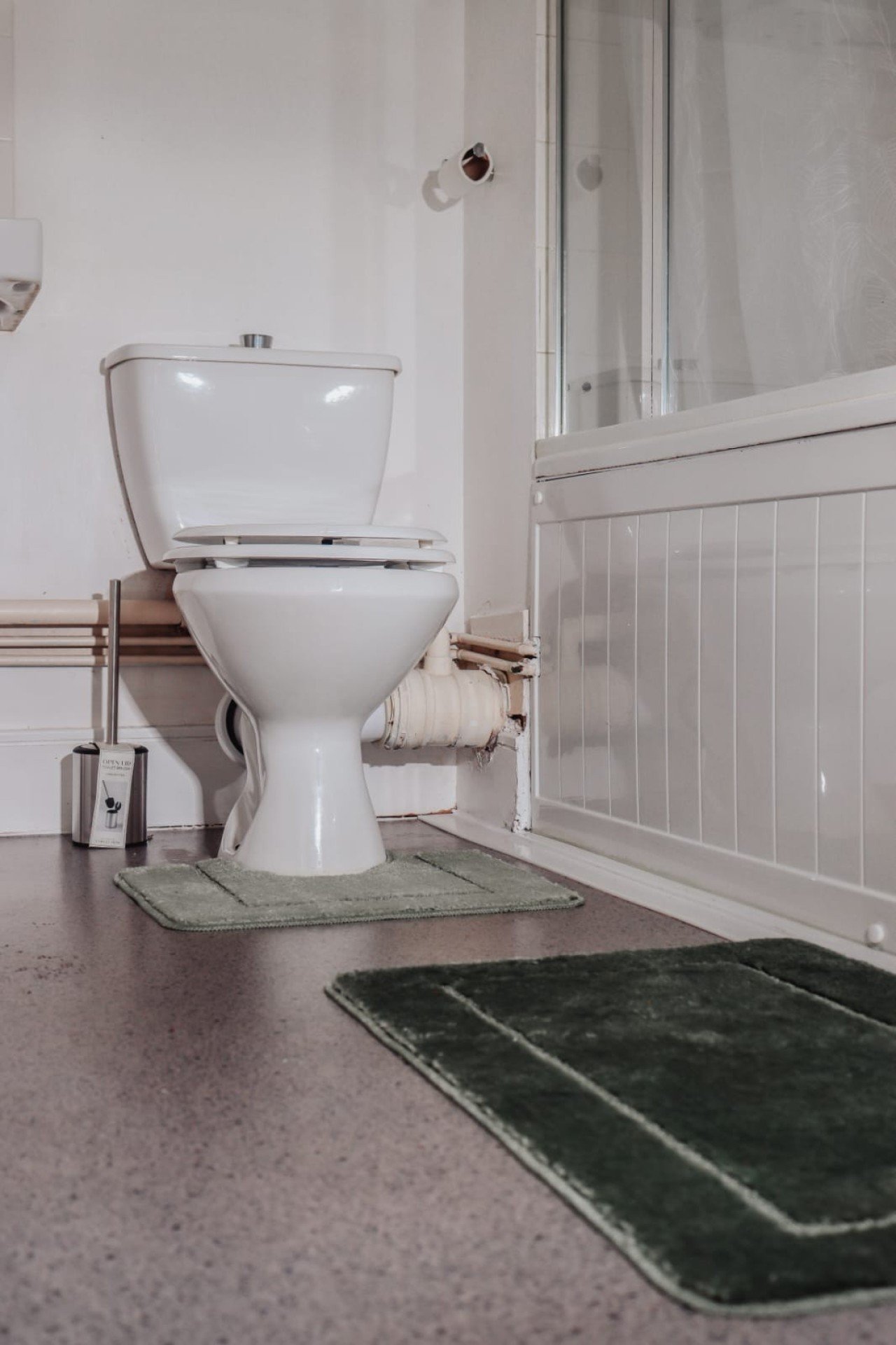 Corporate Accommodation near Heathrow | Hayes Apartment Book-Corporate-Accommodation-near-Heathrow-with-WiFi,-roof-terrace,-workspace,-and-direct-links-to-London,-Reading,-and-Heathrow-Airport.