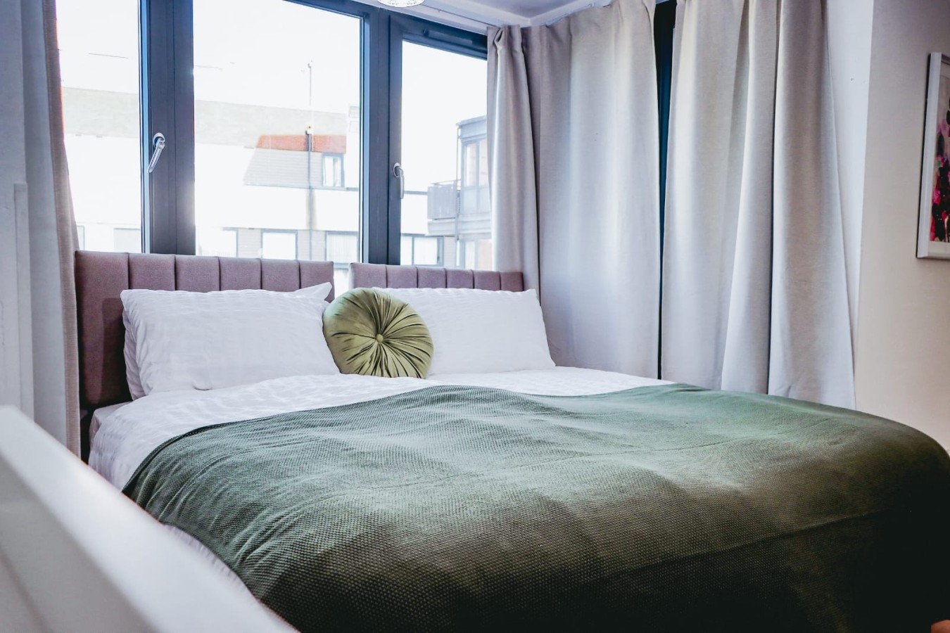 Corporate Accommodation near Heathrow | Hayes Apartment Book-Corporate-Accommodation-near-Heathrow-with-WiFi,-roof-terrace,-workspace,-and-direct-links-to-London,-Reading,-and-Heathrow-Airport.