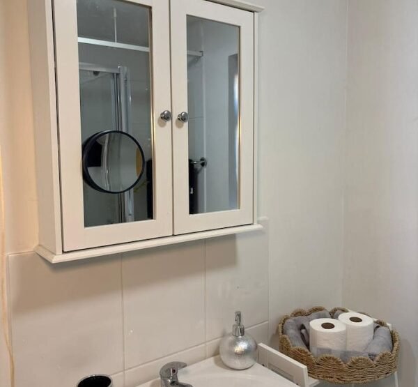 Northolt Accommodation West London | Short Lets | Urban Stay Book-Northolt-Accommodation-West-London-with-free-parking,-WiFi,-and-direct-Central-Line-links-to-Wembley-Stadium,-&-Central-London.