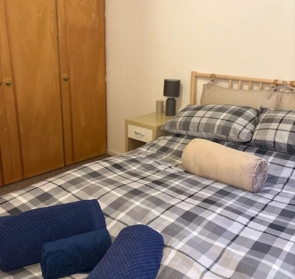 Northolt Accommodation West London | Short Lets | Urban Stay Book-Northolt-Accommodation-West-London-with-free-parking,-WiFi,-and-direct-Central-Line-links-to-Wembley-Stadium,-&-Central-London.