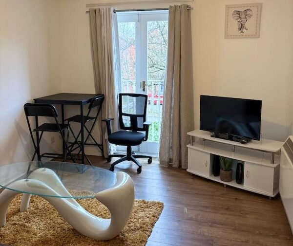 Northolt Accommodation West London | Short Lets | Urban Stay Book-Northolt-Accommodation-West-London-with-free-parking,-WiFi,-and-direct-Central-Line-links-to-Wembley-Stadium,-&-Central-London.