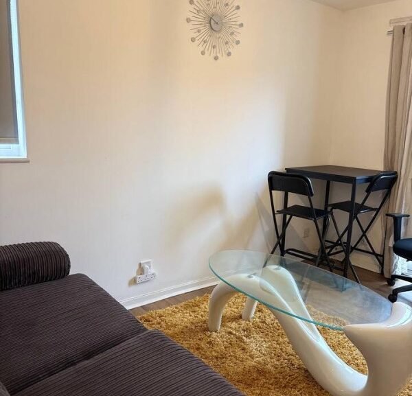 Northolt Accommodation West London | Short Lets | Urban Stay Book-Northolt-Accommodation-West-London-with-free-parking,-WiFi,-and-direct-Central-Line-links-to-Wembley-Stadium,-&-Central-London.