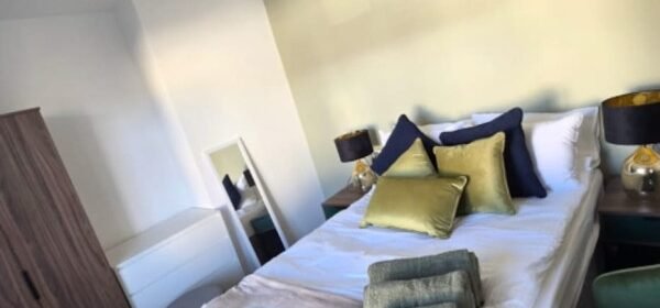 Book accommodation West Midlands for contractors, families, and business travellers. Our Dudley holiday home is near Birmingham City Centre