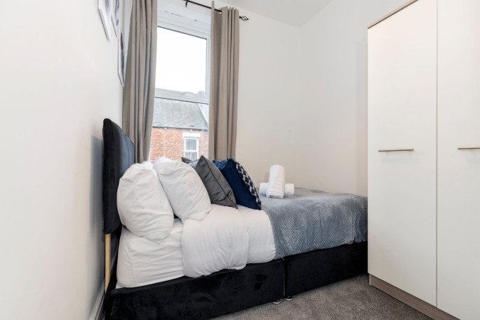 Jarrow Accommodation Tyne and Wear – Holiday Apartments Book-Jarrow-accommodation-in-Tyne-and-Wear-for-family,-contractor,-and-business-stays.-Furnished-self-catering-apartments-near-the-beach