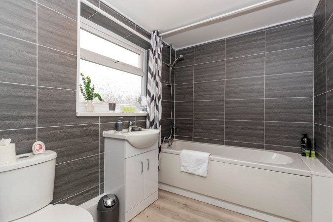 Jarrow Accommodation Tyne and Wear – Holiday Apartments Book-Jarrow-accommodation-in-Tyne-and-Wear-for-family,-contractor,-and-business-stays.-Furnished-self-catering-apartments-near-the-beach