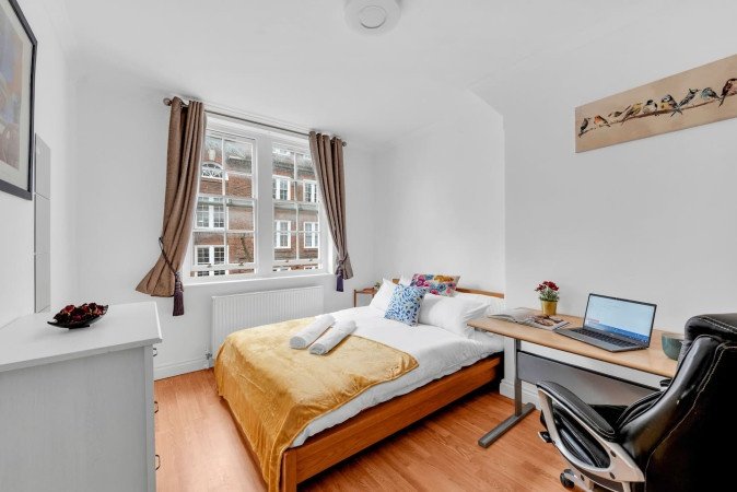 Book Holiday Apartments Fulham for business and leisure stays. Spacious West London accommodation near transport, parks, and attractions.