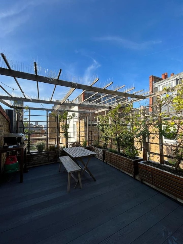East London Accommodation | Corporate City Apartments 1 Week Book-East-London-Accommodation-for-business-or-leisure-stays.-Corporate-serviced-apartment-with-terrace,-WiFi,-&-fast-London-transport-links.