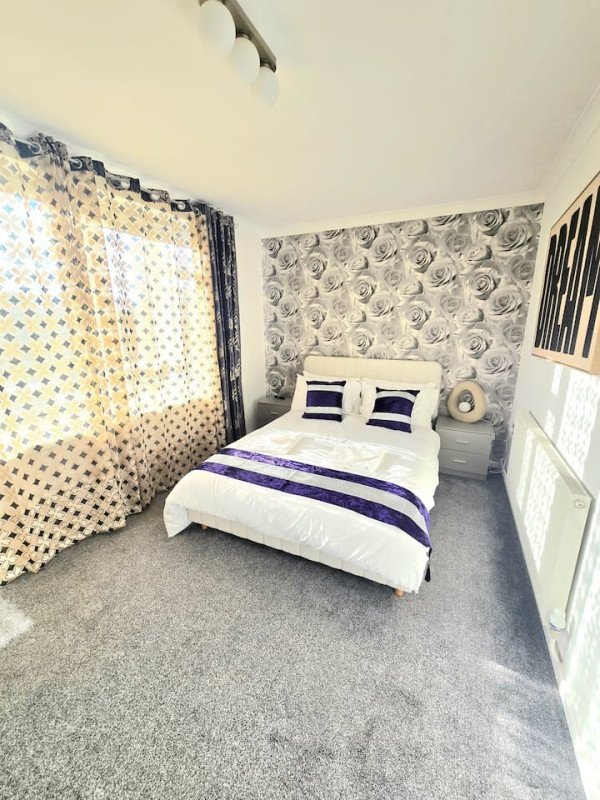Short Let Apartments Hornchurch – Holiday Accommodation Essex Book-Short-Let-Apartments-Hornchurch-with-free-parking.-Our-self-catering-accommodation-in-Essex-has-direct-transport-links-to-London-&-Canary-Wharf.