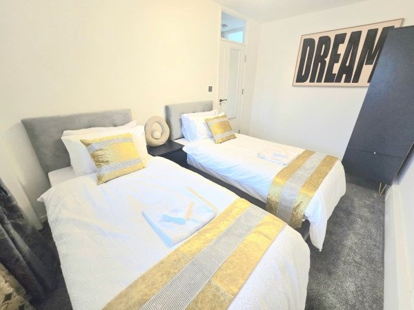 Short Let Apartments Hornchurch – Holiday Accommodation Essex Book-Short-Let-Apartments-Hornchurch-with-free-parking.-Our-self-catering-accommodation-in-Essex-has-direct-transport-links-to-London-&-Canary-Wharf.