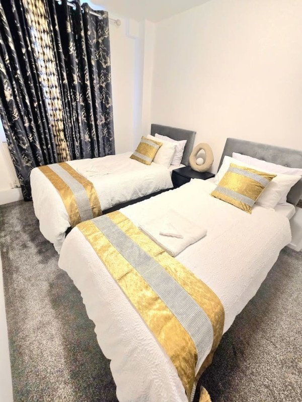 Short Let Apartments Hornchurch – Holiday Accommodation Essex Book-Short-Let-Apartments-Hornchurch-with-free-parking.-Our-self-catering-accommodation-in-Essex-has-direct-transport-links-to-London-&-Canary-Wharf.