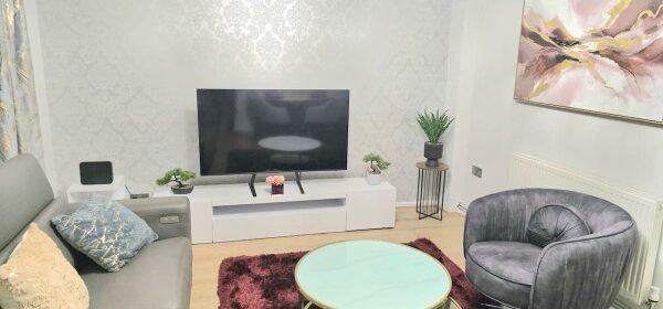 Book Short Let Apartments Hornchurch with free parking. Our self-catering accommodation in Essex has direct transport links to London & Canary Wharf.