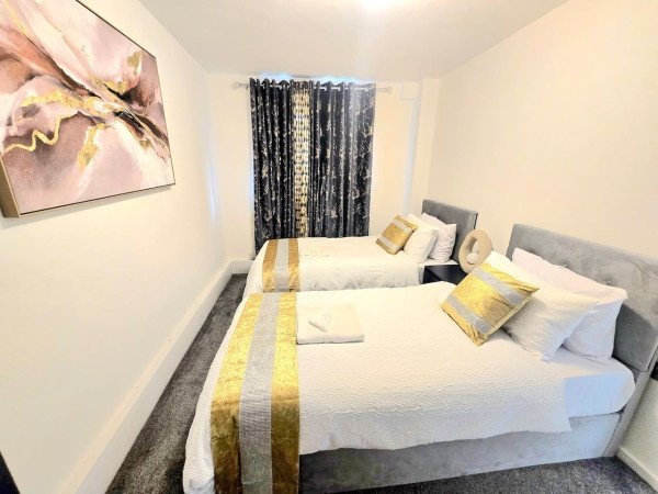 Book Short Let Apartments Hornchurch with free parking. Our self-catering accommodation in Essex has direct transport links to London & Canary Wharf.