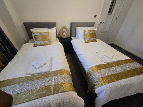 Short Let Apartments Hornchurch – Holiday Accommodation Essex Book-Short-Let-Apartments-Hornchurch-with-free-parking.-Our-self-catering-accommodation-in-Essex-has-direct-transport-links-to-London-&-Canary-Wharf.