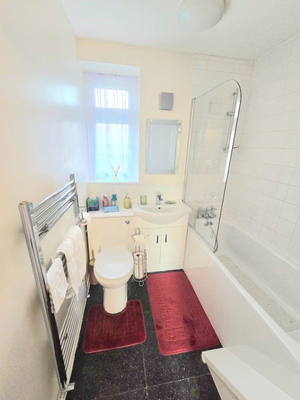 Short Let Apartments Hornchurch – Holiday Accommodation Essex Book-Short-Let-Apartments-Hornchurch-with-free-parking.-Our-self-catering-accommodation-in-Essex-has-direct-transport-links-to-London-&-Canary-Wharf.