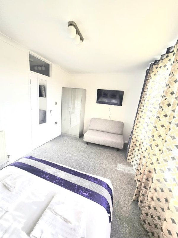 Short Let Apartments Hornchurch – Holiday Accommodation Essex Book-Short-Let-Apartments-Hornchurch-with-free-parking.-Our-self-catering-accommodation-in-Essex-has-direct-transport-links-to-London-&-Canary-Wharf.