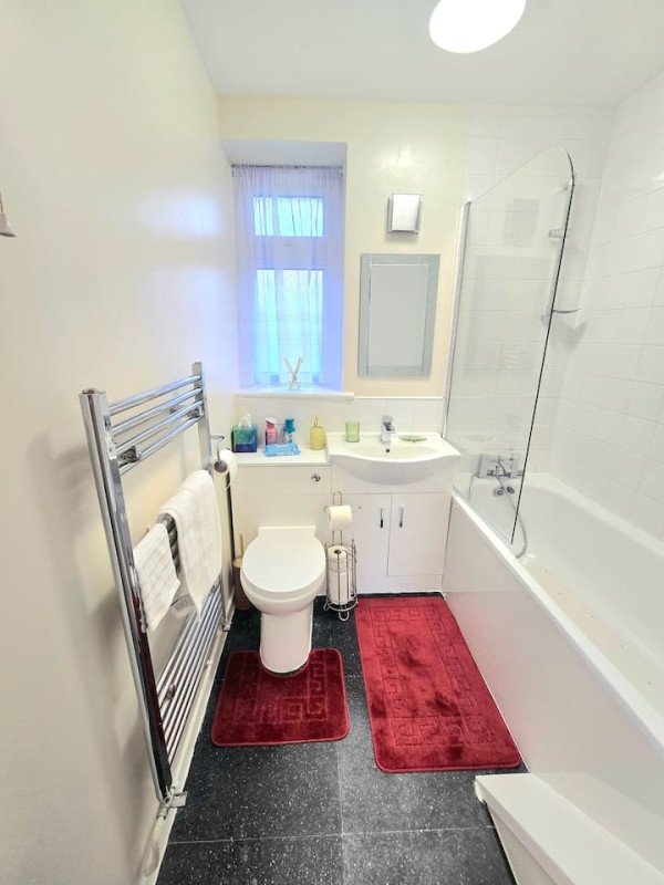 Short Let Apartments Hornchurch – Holiday Accommodation Essex Book-Short-Let-Apartments-Hornchurch-with-free-parking.-Our-self-catering-accommodation-in-Essex-has-direct-transport-links-to-London-&-Canary-Wharf.