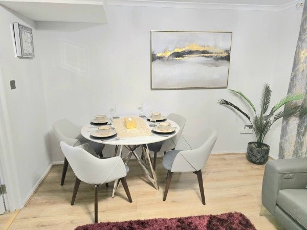 Short Let Apartments Hornchurch – Holiday Accommodation Essex Book-Short-Let-Apartments-Hornchurch-with-free-parking.-Our-self-catering-accommodation-in-Essex-has-direct-transport-links-to-London-&-Canary-Wharf.