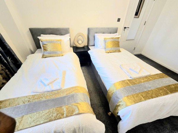 Short Let Apartments Hornchurch – Holiday Accommodation Essex Book-Short-Let-Apartments-Hornchurch-with-free-parking.-Our-self-catering-accommodation-in-Essex-has-direct-transport-links-to-London-&-Canary-Wharf.