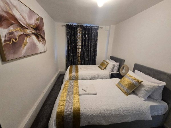Short Let Apartments Hornchurch – Holiday Accommodation Essex Book-Short-Let-Apartments-Hornchurch-with-free-parking.-Our-self-catering-accommodation-in-Essex-has-direct-transport-links-to-London-&-Canary-Wharf.