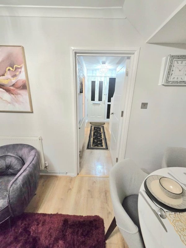 Short Let Apartments Hornchurch – Holiday Accommodation Essex Book-Short-Let-Apartments-Hornchurch-with-free-parking.-Our-self-catering-accommodation-in-Essex-has-direct-transport-links-to-London-&-Canary-Wharf.