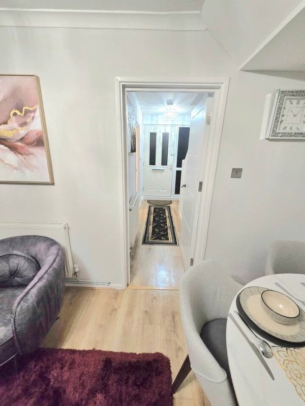 Short Let Apartments Hornchurch – Holiday Accommodation Essex Book-Short-Let-Apartments-Hornchurch-with-free-parking.-Our-self-catering-accommodation-in-Essex-has-direct-transport-links-to-London-&-Canary-Wharf.