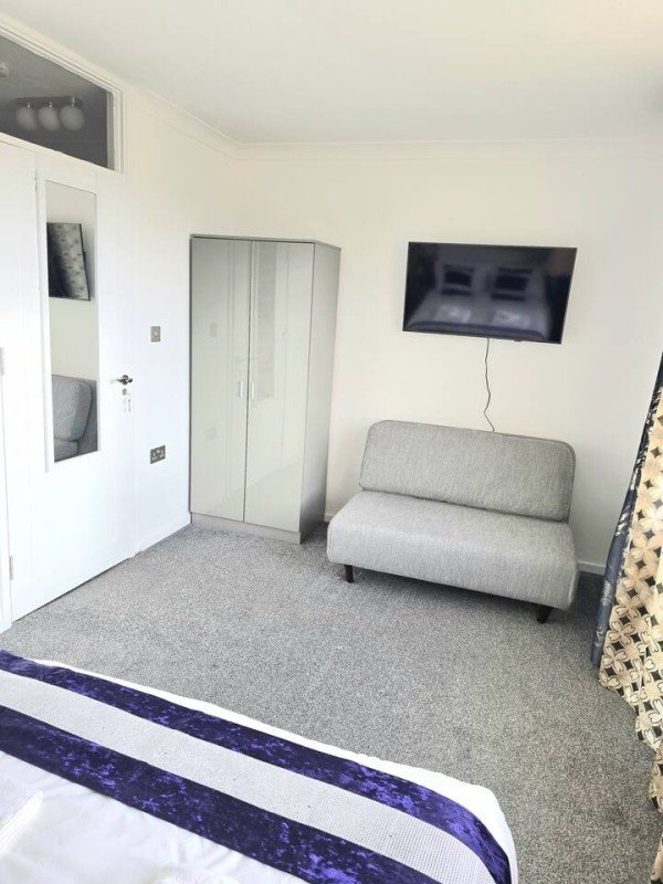 Short Let Apartments Hornchurch – Holiday Accommodation Essex Book-Short-Let-Apartments-Hornchurch-with-free-parking.-Our-self-catering-accommodation-in-Essex-has-direct-transport-links-to-London-&-Canary-Wharf.