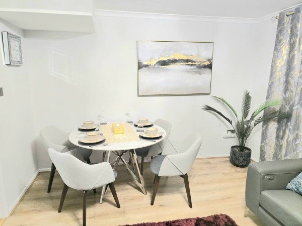 Short Let Apartments Hornchurch – Holiday Accommodation Essex Book-Short-Let-Apartments-Hornchurch-with-free-parking.-Our-self-catering-accommodation-in-Essex-has-direct-transport-links-to-London-&-Canary-Wharf.