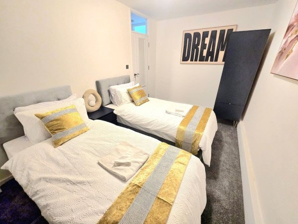 Short Let Apartments Hornchurch – Holiday Accommodation Essex Book-Short-Let-Apartments-Hornchurch-with-free-parking.-Our-self-catering-accommodation-in-Essex-has-direct-transport-links-to-London-&-Canary-Wharf.