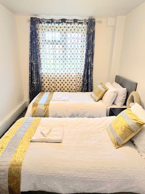 Short Let Apartments Hornchurch – Holiday Accommodation Essex Book-Short-Let-Apartments-Hornchurch-with-free-parking.-Our-self-catering-accommodation-in-Essex-has-direct-transport-links-to-London-&-Canary-Wharf.