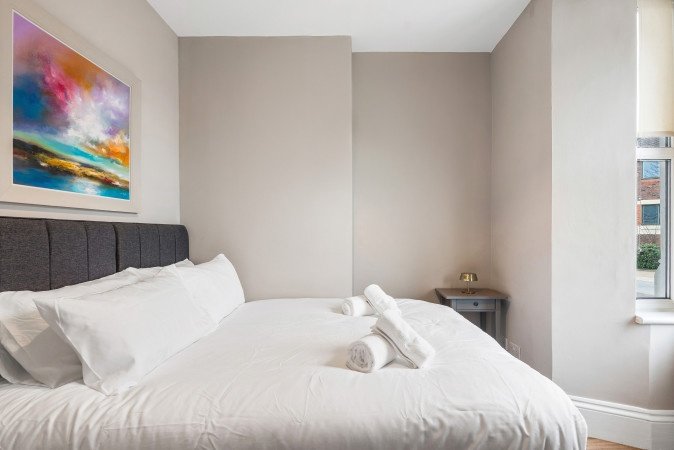 Book Holiday Apartments Horsham for short lets and business trips. Our Self-Catering Accommodation near Gatwick Airport is cheaper than Hotels