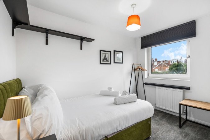 Holiday Homes Horsham | Spacious West Sussex Urban Stay Book-Holiday-Homes-Horsham-for-family-trips-and-business-stays.-Ideal-for-extended-stays-near-Gatwick-Airport-and-Horsham-Station.