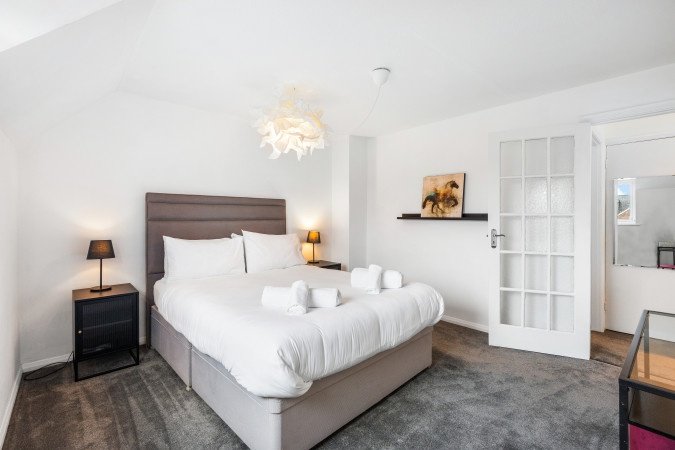 Holiday Homes Horsham | Spacious West Sussex Urban Stay Book-Holiday-Homes-Horsham-for-family-trips-and-business-stays.-Ideal-for-extended-stays-near-Gatwick-Airport-and-Horsham-Station.