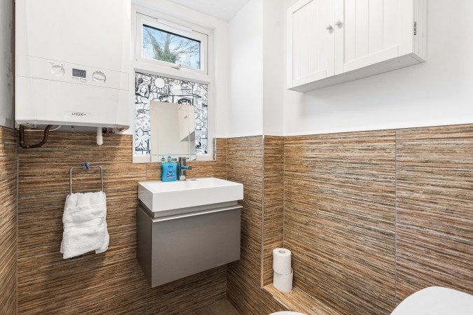 Holiday Homes Horsham | Spacious West Sussex Urban Stay Book-Holiday-Homes-Horsham-for-family-trips-and-business-stays.-Ideal-for-extended-stays-near-Gatwick-Airport-and-Horsham-Station.