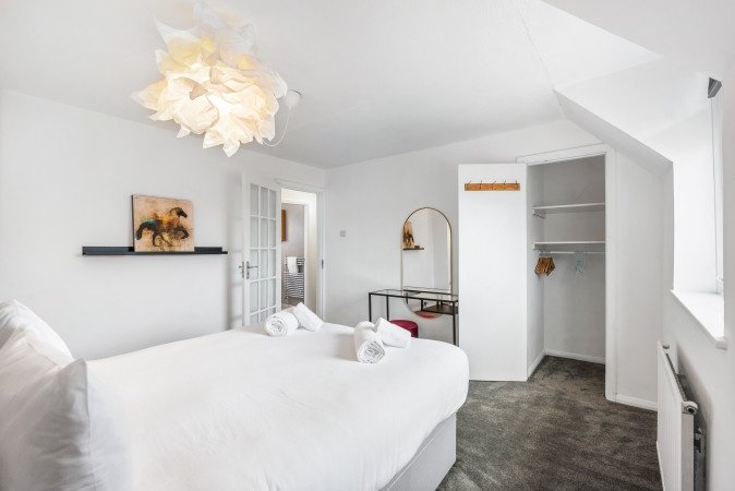 Holiday Homes Horsham | Spacious West Sussex Urban Stay Book-Holiday-Homes-Horsham-for-family-trips-and-business-stays.-Ideal-for-extended-stays-near-Gatwick-Airport-and-Horsham-Station.