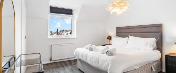 Book Holiday Homes Horsham for family trips and business stays. Ideal for extended stays near Gatwick Airport and Horsham Station.
