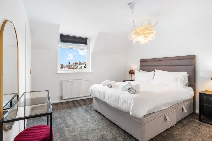 Holiday Homes Horsham | Spacious West Sussex Urban Stay Book-Holiday-Homes-Horsham-for-family-trips-and-business-stays.-Ideal-for-extended-stays-near-Gatwick-Airport-and-Horsham-Station.